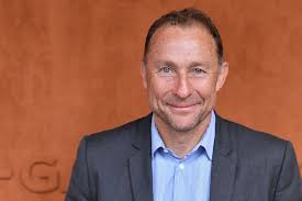 He later played for ac milan, fc bayern munich. Jean Pierre Papin Fait Une Tendre Declaration A Sa Fille Handicapee Souffrant De Lesions Cerebrales