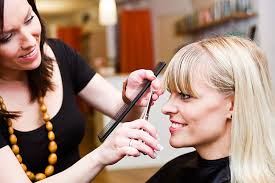 Hairstylist uses pepper spray