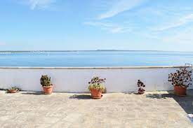 Nella zona di rivabella, meta ideale per chi vuole trascorrere una vacanza al mare in compagnia di amici e familiari, proponiamo in vendita stupendo appartamento al piano primo a soli 20 metri di distanza dalle. 4 Recensioni E 31 Foto Per Gallipoli Centro Storico Terrazza Sul Mare Aggiornato Al 2021 Tripadvisor Gallipoli Case Vacanze