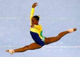 Daiane disputou sua primeira olimpíada, em 2004, como a grande estrela da ginástica brasileira e favorita à medalha de ouro no solo. Daiane Dos Santos Ginasta Brasileira Ginasta Fotos De Ginastica Atletismo