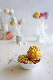 Die kuchen am griff sind schokoladig glasiert und farbenfroh verziert und immer ein blickfang für jung und alt. Cake Pops Kuchen Am Stiel Anjas Backbuch