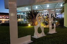 Contamos con una amplia terraza para su evento y con unos hermosos jardines que podrás disfrutar con tus invitados. La Altanera