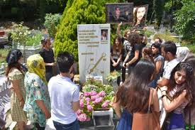Akarsu'nun mezarına çiçekler bırakıldı, dualar okundu. Sanatci Baris Akarsu Dogum Gununde Anildi Son Dakika Bartin Haberleri Star