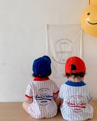 简洁大方的配色搭配个性十足的棒球元素，让宝宝穿上瞬间变身为小帅哥。不论是家居、外出或亲子活动，这款包屁服都是完美选择，穿脱方便，让宝妈们省心省力。让宝宝从小就拥有独特的运动风格！  韩版帅气棒球服⚾️ 颜色：红色❤️｜蓝色💙 尺寸：66｜73｜80｜90 ...