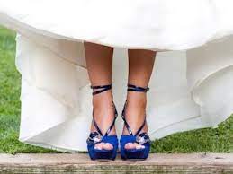 Le scarpe da sposa blu spiccano sotto abiti da sposa ampi bianco latte. Scarpe Da Sposa Blu