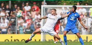 Der mittelfeldspieler verletzte sich am samstag gegen wolfsburg (0:1) bereits fünf minuten nach seiner einwechslung möglicherweise am. Leverkusen Me Werkself Mit Muhe In Die Nachste Pokalrunde Julian Baumgartlinger Verletzt Sich Schwer Rheinische Anzeigenblaetter De