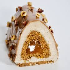 Recette De La Buche De Noel Noisette Caramel Gourmande Et Decadente Recette Buche De Noel Noisette Dessert Gastronomique Recette Dessert Noel