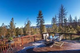 Yosemite national park and the surrounding sierra nevada mountains has long been popular with artists, climbers, hikers and explorers. The Best Airbnb Yosemite Rentals In Yosemite National Park Itsallbee Solo Travel Adventure Tips