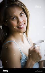 Signor giovane donna beve una massa di un litro di birra e mangia una  grande pretzel in un giardino della birra Monaco di Baviera Baviera  Germania Foto stock