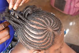Vie pratique féminin 11 février 2018. Tresses Africaines Faire De L Argent Avec Un Peigne Et Un Tabouret Bizness Kibaya