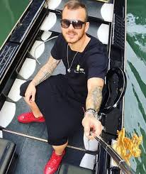 Cei trei stau în anglia, unde lucrează la o. Sora Lui Denis Alibec A Murit Tragedie FÄƒrÄƒ Margini In ViaÅ£a Celebrului Fotbalist