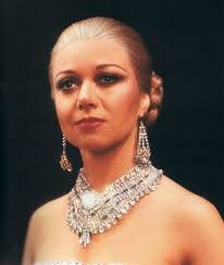 Patti played Eva and Norma, Betty played Grizabella and Norma, but only  Elaine played Eva, Grizabella and Norma, originating two roles into the  bargain. M x