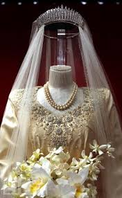 We can't get over how crowded the mall to westminster abbey were on their wedding day! Plays With Needles Dear Kate Please Don T Be Too Modern Queen Elizabeth Ii Wedding Royal Wedding Dress Princess Elizabeth
