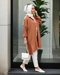 Chaussures Personnes Contient Personne Peuttre Limage Debout Plus Une Ou Etl Image Contient Pe Fashion Muslim Outfits Summer Hooded Sweatshirt Dress