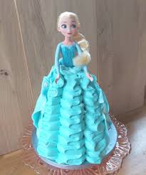 Dans la reine des neiges, elsa craignait que ses pouvoirs ne menacent son royaume. Gateau Poupee Reine De Neiges Patisse Et Malice