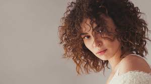People with curly hair appear to have a hooked, rather than a straight, follicle shape. How To Make Straight Hair Curly Your Easy Tutorial L Oreal Paris