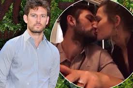 Alexander skarsgard splits from alexa chung, goes on date with toni garrn alexander skarsgard and alexa chung have reportedly called it quits after more than two years of … toni garrn. Magic Mike S Alex Pettyfer Engaged For Third Time As He Proposes To Model Toni Garrn Irish Mirror Online
