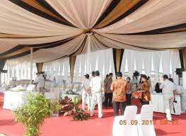 Tenda tidak keluar jalan hanya bagian garasi rumah biar keluarga besan nggak kepanasan, tulis akun itu dalam keterangan video tersebut, dikutip suara.com. Daftar Harga Tenda Jasa Setting Tenda Catering Pernikahan Paket Pernikahan Murah Di Jakarta Bekasi