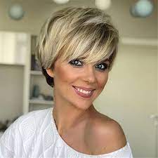 Stylish Blonde Pixie Hairstyle For Business Ladies Kurzhaarschnitte Haarschnitt Kurz Haarschnitt Ideen