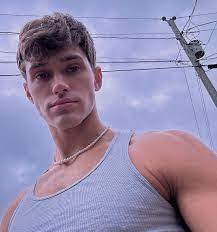 Liza Dooley's Instagram, Twitter & Facebook