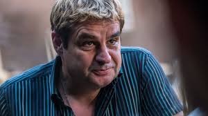 De meedogenloze bouman werkt voor de machtige hasjbaron. Ytjmdrn3y4lvum