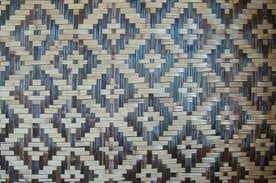 Meskipun sekarang anyaman bambu sudah jarang digunakan namun nyatanya anyaman dari pohon ini mulai populer dipakai di dalam interior pada restoran tidak cuma itu kelebihan lain dari anyaman bambu adalah sirkulasi udara lebih lancar dan terasa sejuk, motif yang lebih menarik dan bebas debu. Jual Bilik Batik Hinis Bambu Hitam Uk 5 M2 Di Lapak Kamila Shop Bukalapak