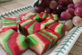 Banyak sekali variasi resep puding yang bisa disajikan, seperti halnya resep puding roti tawar yang enak dan lezat berikut ini. Puding Roti Pelangi Azie Kitchen