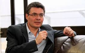 El rector de la universidad de los andes ha dicho que está enfocado en su el partido liberal, en cabeza del expresidente césar gaviria y el senador iván agudelo, y la alianza verde le han pedido públicamente a gaviria que sea. Habla La Joven Que Promueve A Alejandro Gaviria Para Presidente