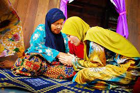 Sebagai anak perempuan yang telah menikah, kewajiban yang harus dipenuhi tentu saja bukan lagi hanya kepada orang tua melainkan kepada suaminya. Jangan Ketepikan Ibu Bapa Atas Alasan Taat Suami Pesanan Buat Para Isteri Di Luar Sana