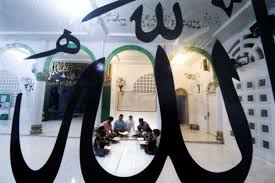 I'tikaf hanya sah ketika dilakukan di masjid, bukan mushola apalagi rumah. Tata Cara I Tikaf Di Bulan Ramadan Rukun Niat Hal Yang Membatalkan Kabar24 Bisnis Com