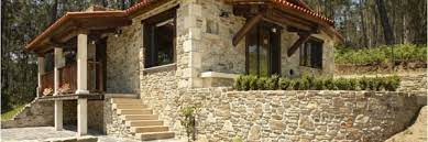 Zeminin sağlam olduğu basit yığma binalarda, temel duvarları ya doğrudan temel tabanına ya da temel zemini üzerinde dökülen betonarme duvaraltı sömeli ya da taştan yapılan taş sömeli üzerine oturur. Yuksek Temel Tas Evler Dogal Tas Evler