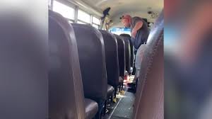 صورته شقيقة الطالب دون علمه.. شاهد سائق حافلة مدرسية يصرخ بألفاظ نابية على  طفل بأمريكا