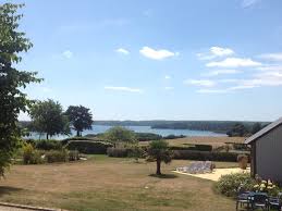 Une terrasse extérieure, vue mer, est à votre disposition pour vous restaurer ou admirer le coucher de soleil. Chambres D Hotes A Saint Malo Vue Mer Roulotte Dans Le Gite Chambres D Hotes St Malo