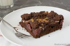 Kirsch blech kuchen rezept all in kuchen. Schokoladenkuchen Mit Kirschen Und Streuseln Vom Blech Katha Kocht