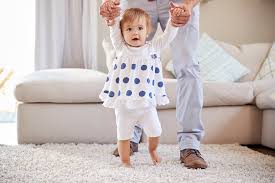 Erst kann es sich drehen, dann kann es sitzen, krabbeln und irgendwann lernt es, sich an gegenständen hochzuziehen und wacklig auf den eigenen beinen zu stehen. Laufen Lernen Babys Erste Schritte Babymarkt De