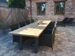 lange tuintafel teak met aluminium en wicker tuinstoelen antraciet zwart tuintafels tuinstoelen boomstam tafel