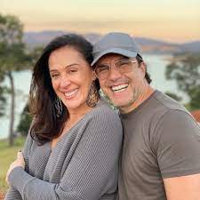 A atriz que decidiu tomar a iniciativa e engatar op romance em 2010, nos bastidores do espetáculo. Claudia Raia Festeja 50 Anos De Jarbas Homem De Mello Te Amo Mais Do Que Torresmo De Pele De Frango Famosos Gshow