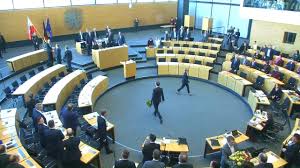 Mit ihrer pragmatischen, zielorientierten und burschikosen art hatte sie maßgeblichen anteil daran, dass 2014 in erfurt das bundesweit erste bündnis von linken, spd und grünen zustande kam. Welt Thuringen Wahl Hier Wirft Susanne Hennig Wellsow Die Linke Thomas Kemmerich Den Blumenstrauss Vor Die Fusse Facebook