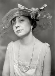 Washington, D.C., circa 1920. "Miss Inez Thomas di Dallas, Texas." Che  rappresentò la sua città come Duchessa di Dallas al San Antonio Fiesta del  1916. Negativo su vetro della Harris & Ewing