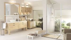 Une Salle De Bain Claire Mode D Emploi Deco Salle De Bain Salle De Bain Nature Salle De Bains Gris Clair