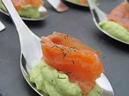 Cuilleres Aperitives A La Puree D Avocat Et Au Saumon Fume Parfumees A L Aneth Recette Ptitchef Recette Saumon Saumon Fume Aperitif