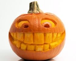 Schnitzen Susses Lustiges Gesicht Mit Grossen Zahnen Halloween Pumpkin Carving Funny Pumpkin Carvings Funny Pumpkin Faces