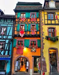 Rue Du General De Gaulle Riquewihr France Maison Alsacienne Les Regions De France Maison Insolite