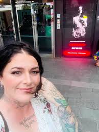 Here at Wollongong Town Hall @ #themusiclounge ready to sing for you all!!  Woohoo! See you soon! 🤠 #wollongong #event #kariseeden #music