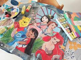 The ideas for this jacket were many but by better elaborating the design,  it was decided to distribute the characters