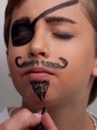 Narben schminken für halloween realistische narben zu schminken geht einfach und schnell. Pirat Schminken Piratenkostum Selber Machen