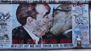 Der ehemalige sowjetische staatspräsident ist stolz und lobt deutschland für die entwicklung. East Side Gallery Ist Zu Einer Schmutzigen Ecke Verkommen B Z Berlin