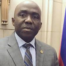 Leon Leblanc, ansyen solda fòs Lame Dayiti , bandi 400 mawozo asasinen li  nan Carrefour Shada , apre yo boule kò a. Alò ke anpil rezidan La Plaine ap  kouri kite kay