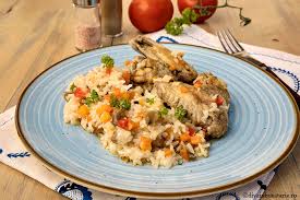 Turnați apa fierbinte și amestecați. Pilaf De Orez Cu Aripioare De Pui Si Legume Diva In Bucatarie