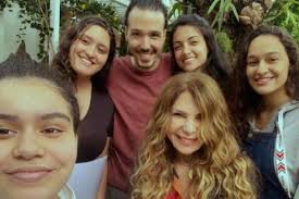 Most popular tracks for #elba ramalho. Elba Ramalho Aparece Em Foto Com Os Quatro Filhos E A Nora Michel Telles Farol Da Bahia